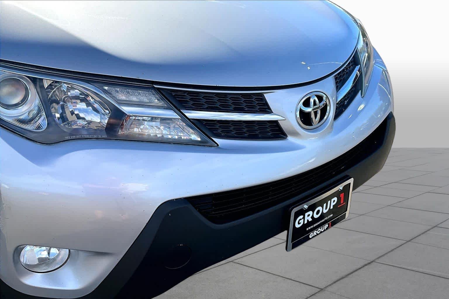 Used 2015 Classic Silver Metallic Toyota XLE image 29
