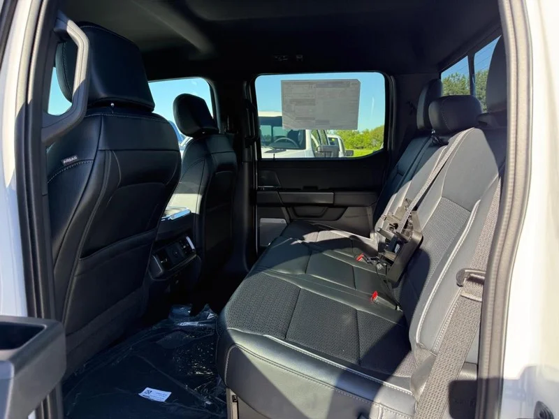 New 2026 Oxford White Ford LARIAT 4WD SuperCrew 5.5