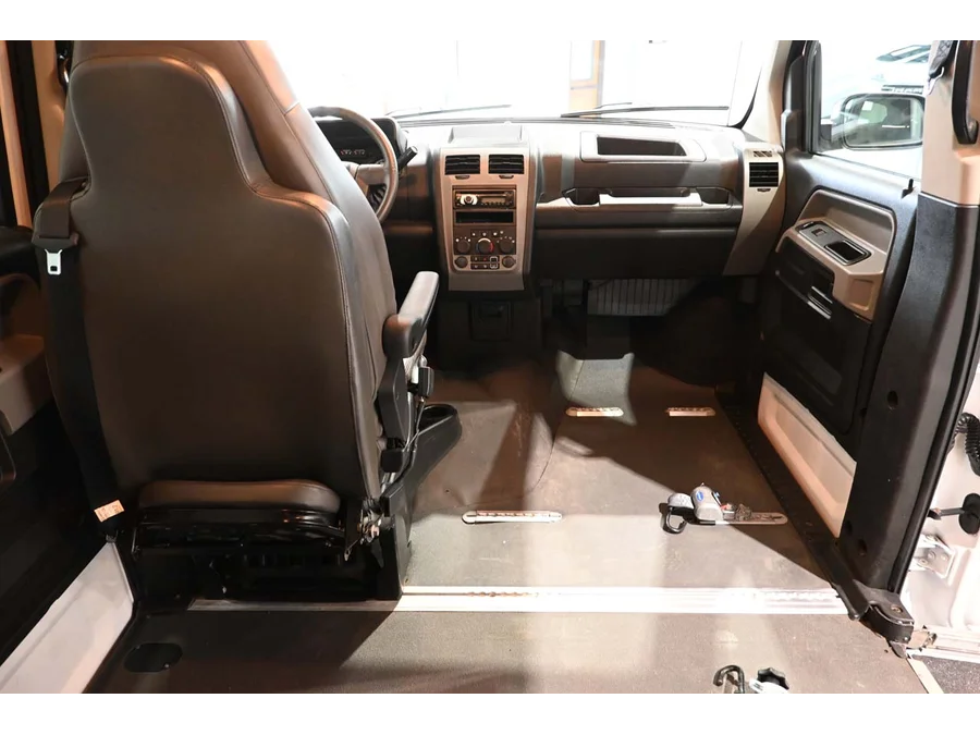 Used 2014 WHITE VPG DX Mobility Handicap Van image 21