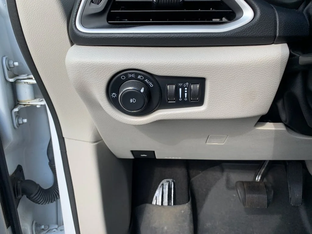 Used 2022 White Chrysler Touring L image 34