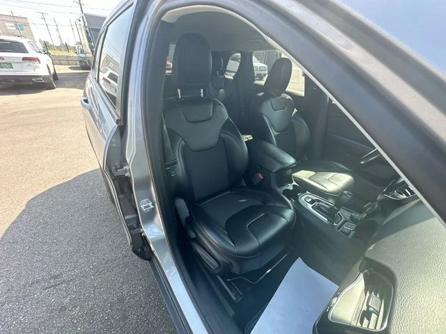 Used 2020 Silver Jeep Latitude Plus image 25