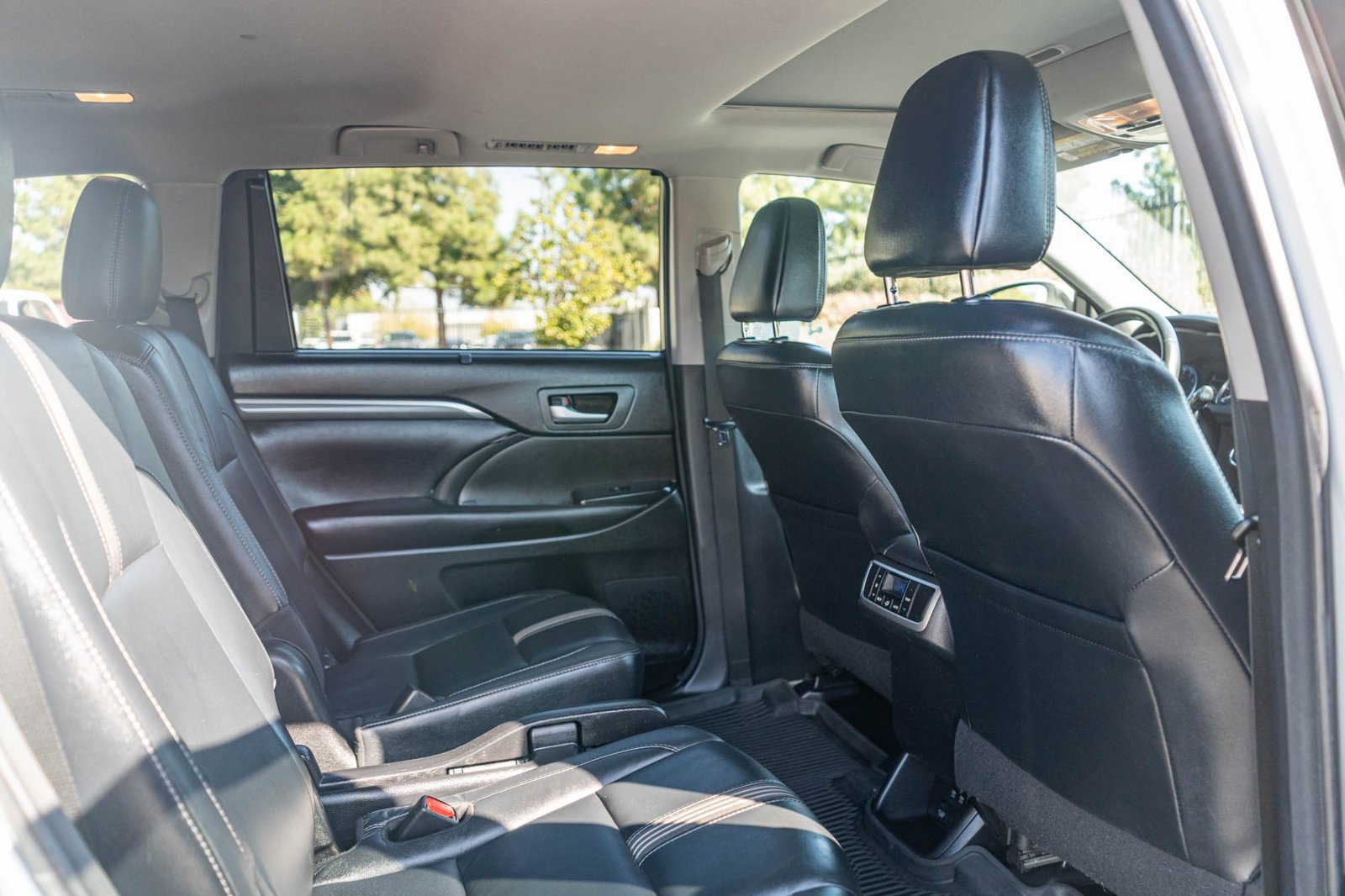 Certified Used 2018 Blizzard Pearl Toyota SE image 15