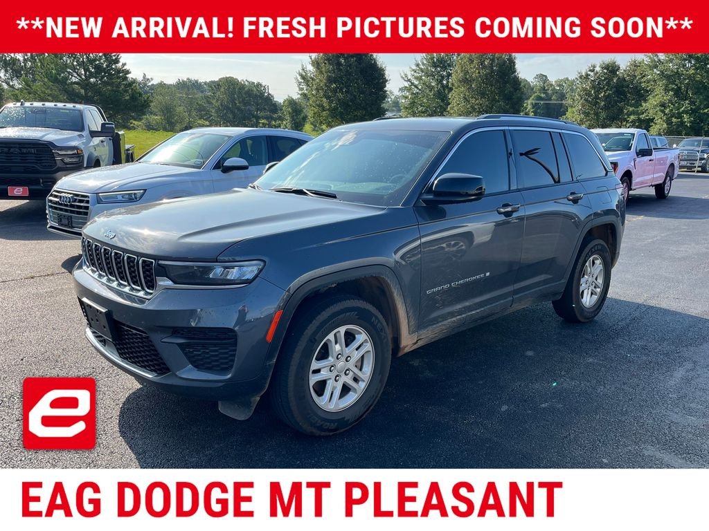 Used 2023 Gray Jeep Laredo image 2