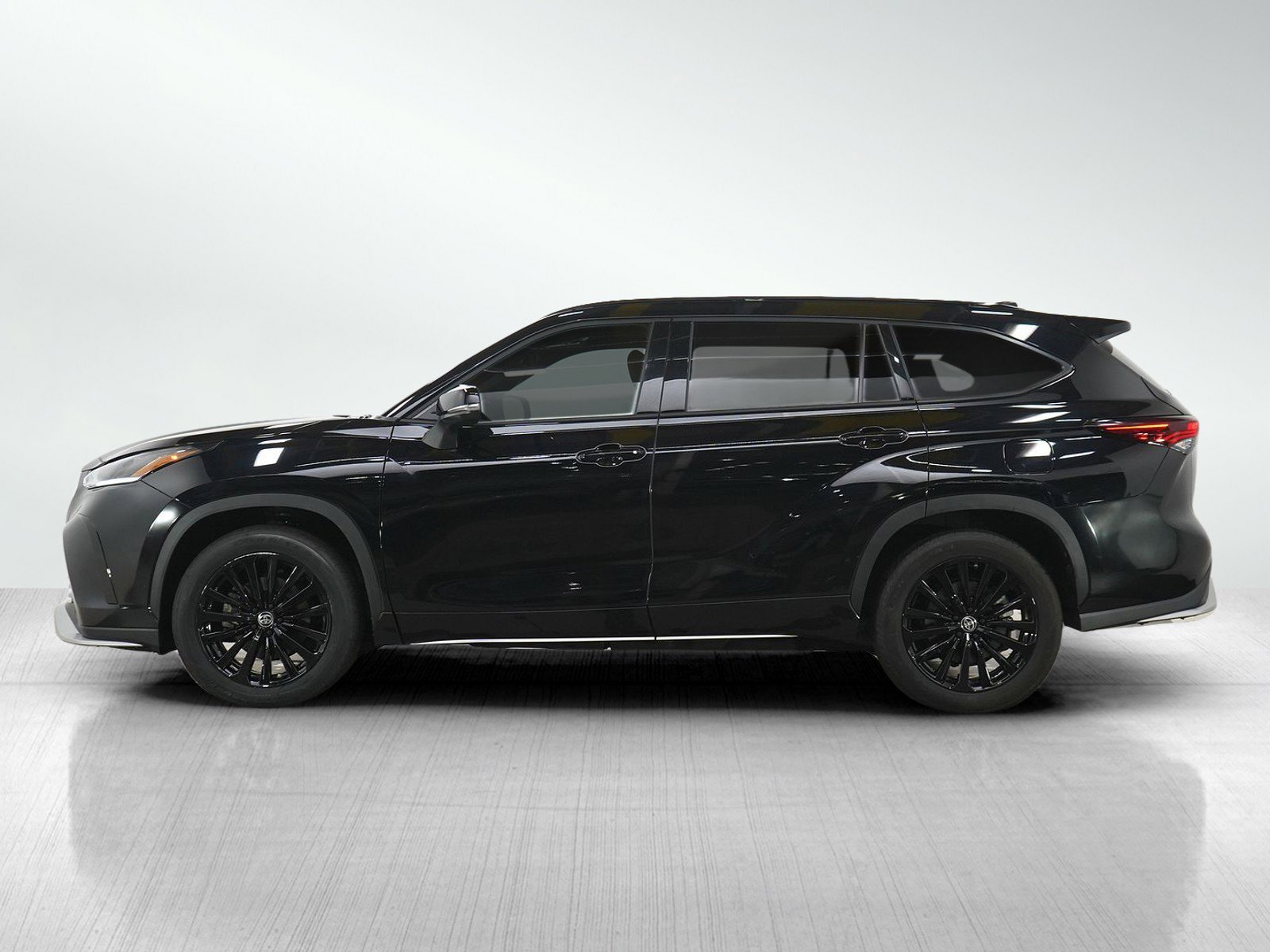Used 2025 Toyota Highlander XSE with VIN 5TDKDRBH2SS583448 for sale in Burnsville, Minnesota