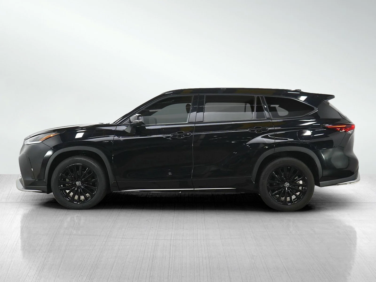 Used 2025 Toyota Highlander XSE with VIN 5TDKDRBH2SS583448 for sale in Burnsville, Minnesota
