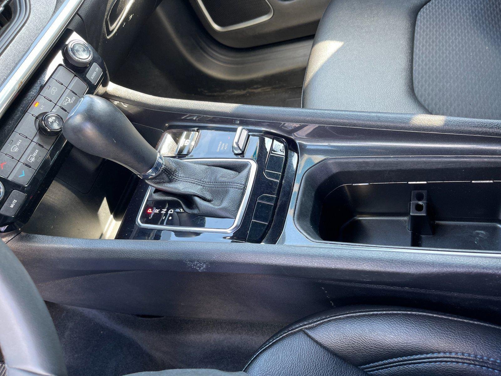 Used 2024 Diamond Black Crystal Pearlcoat Jeep Latitude image 28
