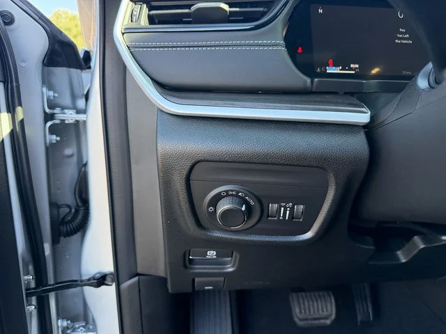 New 2026 Silver Zynith Exterior Paint Jeep Laredo image 19