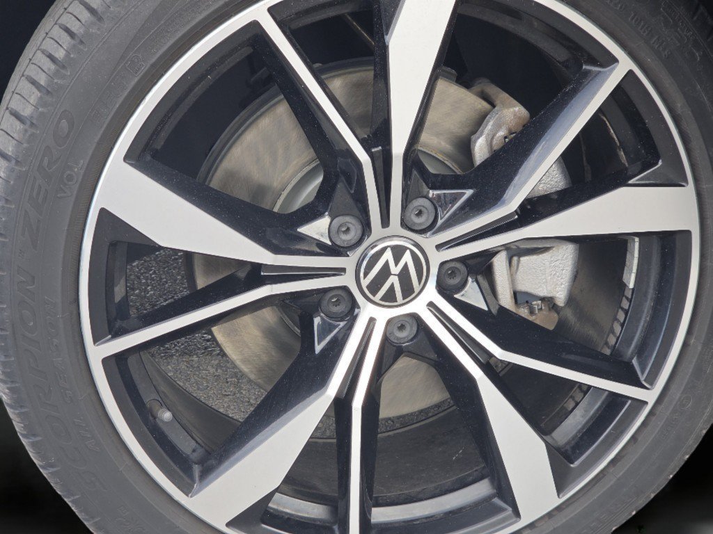 Certified Used 2022  Volkswagen 2.0T SEL R-Line image 21