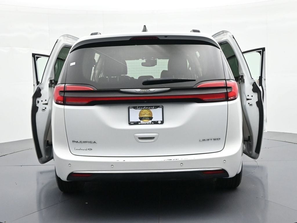 Used 2023 Bright White Clearcoat Chrysler Limited FWD image 25