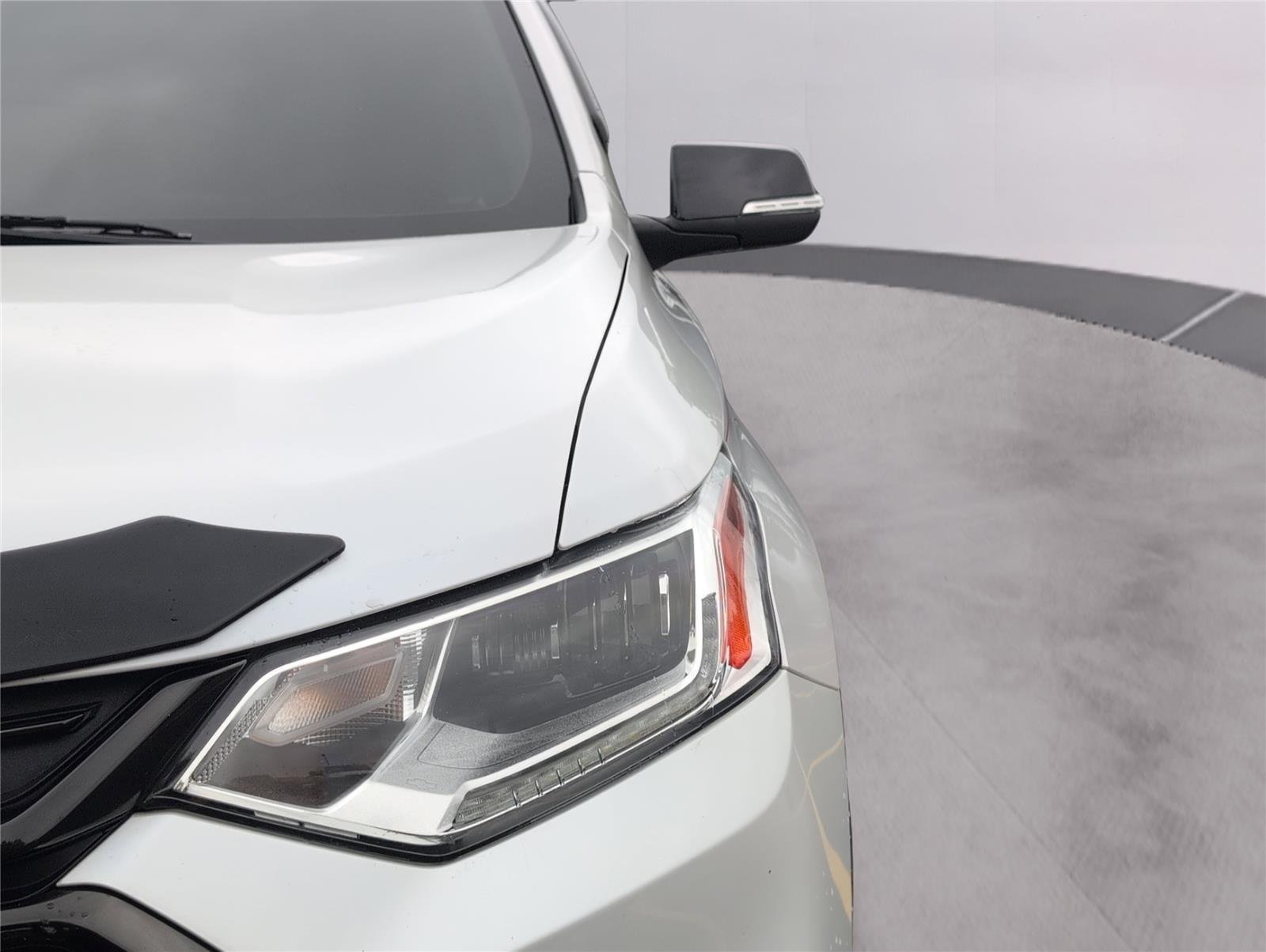 Used 2021 Iridescent Pearl Tricoat Chevrolet Premier image 38