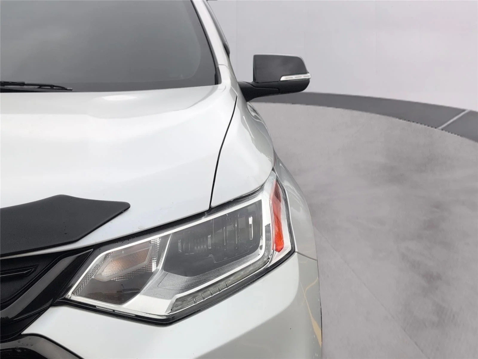Used 2021 Iridescent Pearl Tricoat Chevrolet Premier image 38