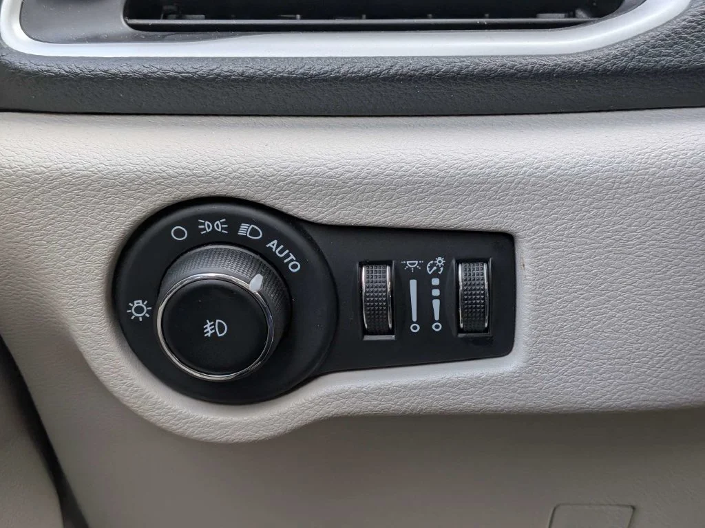 Used 2023 Silver Chrysler Touring L image 13