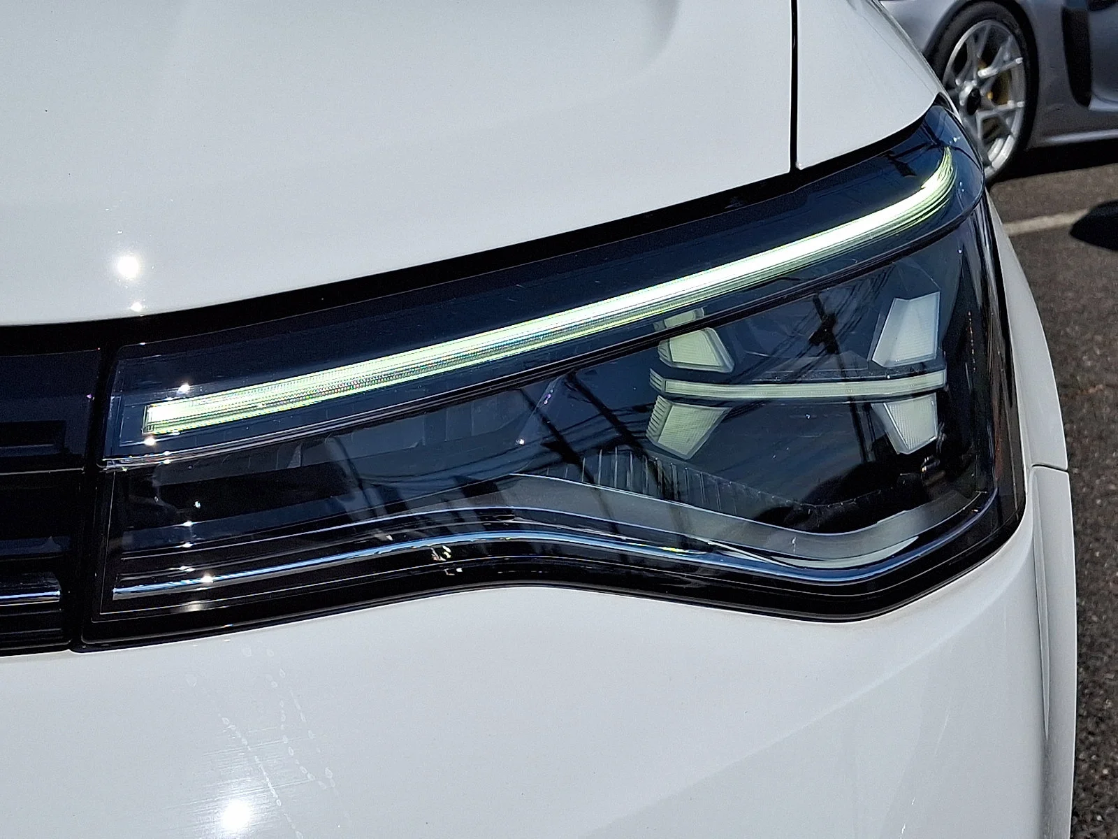 Used 2025 Pure White   0Q0q Volkswagen SE image 9