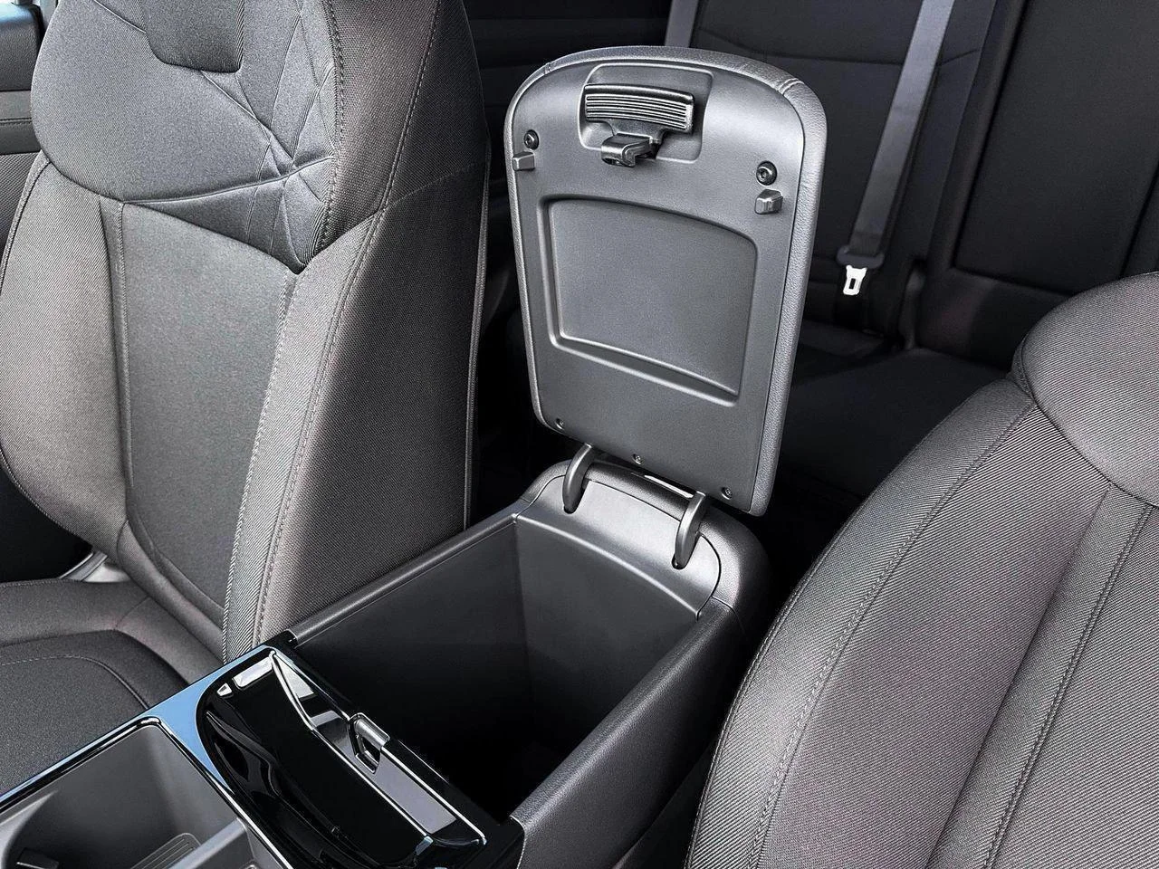 New 2026 Shimmering Silver Metallic Hyundai Blue SE image 19