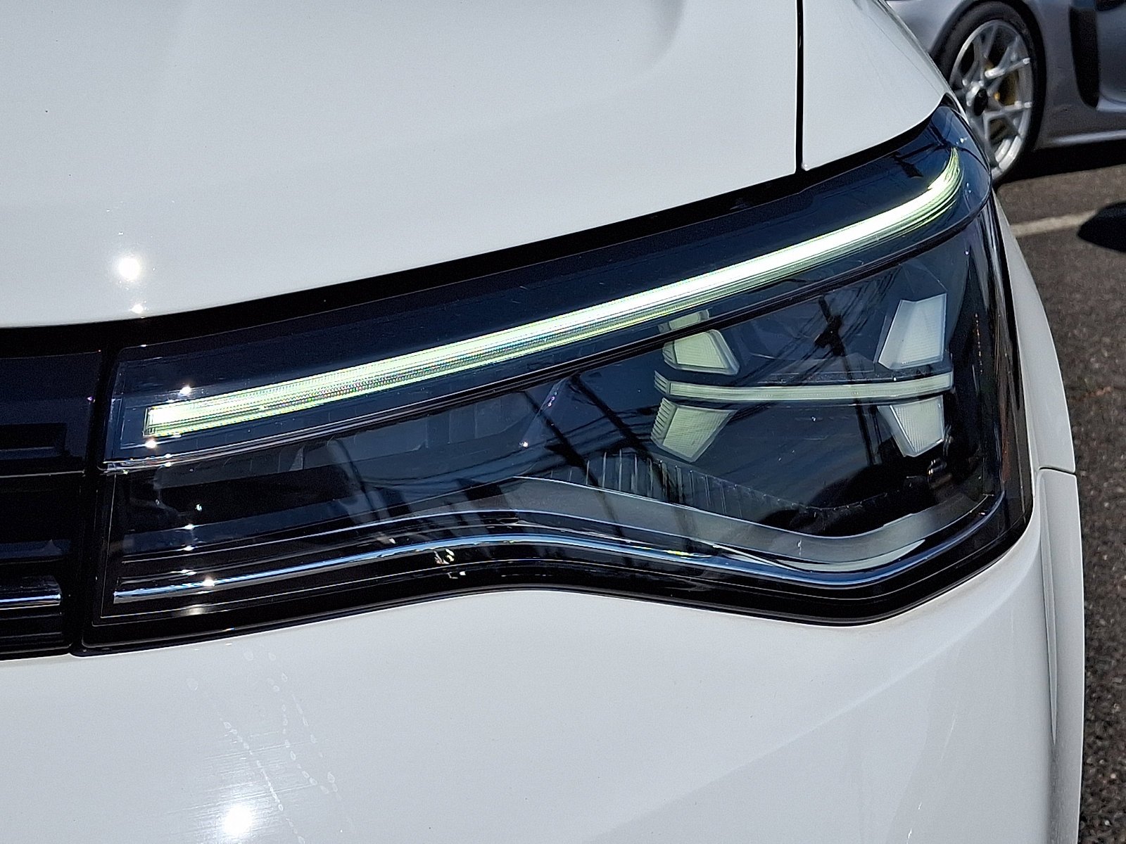 Used 2025 Pure White   0Q0q Volkswagen SE image 9