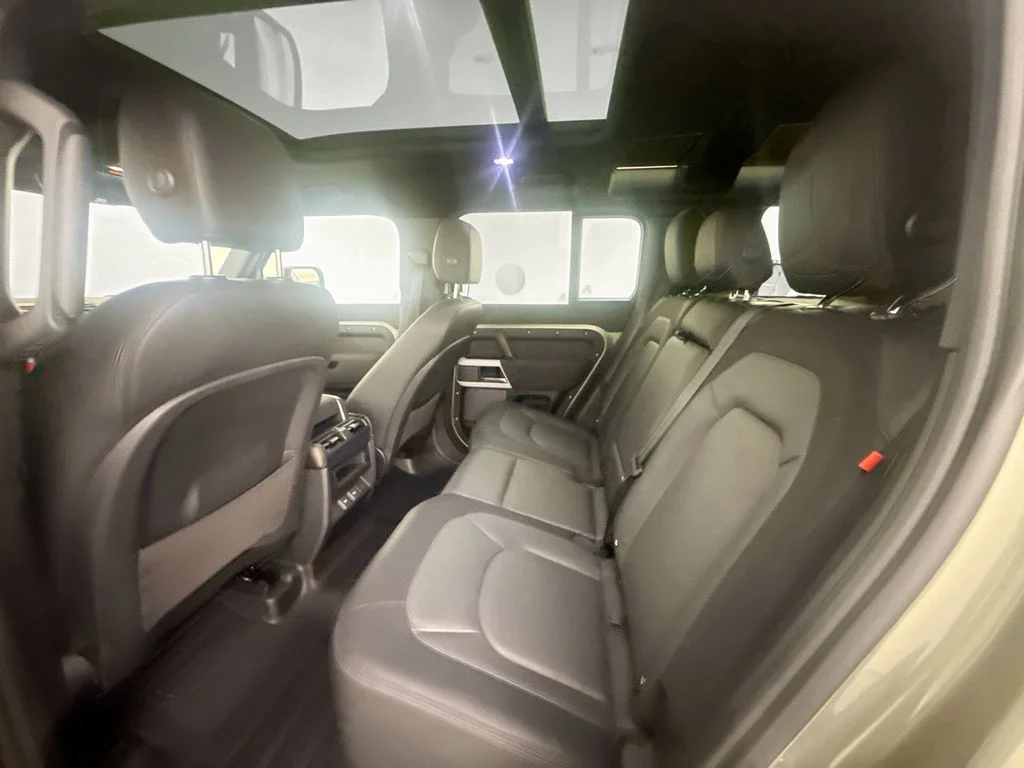 Used 2023 Green Land Rover X-Dynamic SE image 23