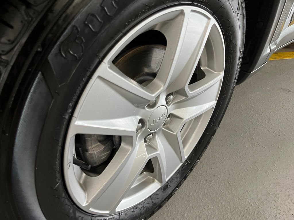 Used 2022 Crystal Metallic Jeep Latitude image 10