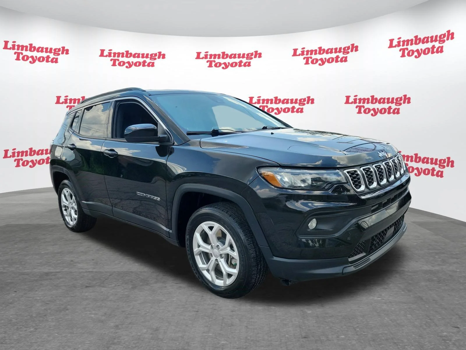 Used 2024 Diamond Black Crystal Pearlcoat Jeep Latitude image 18
