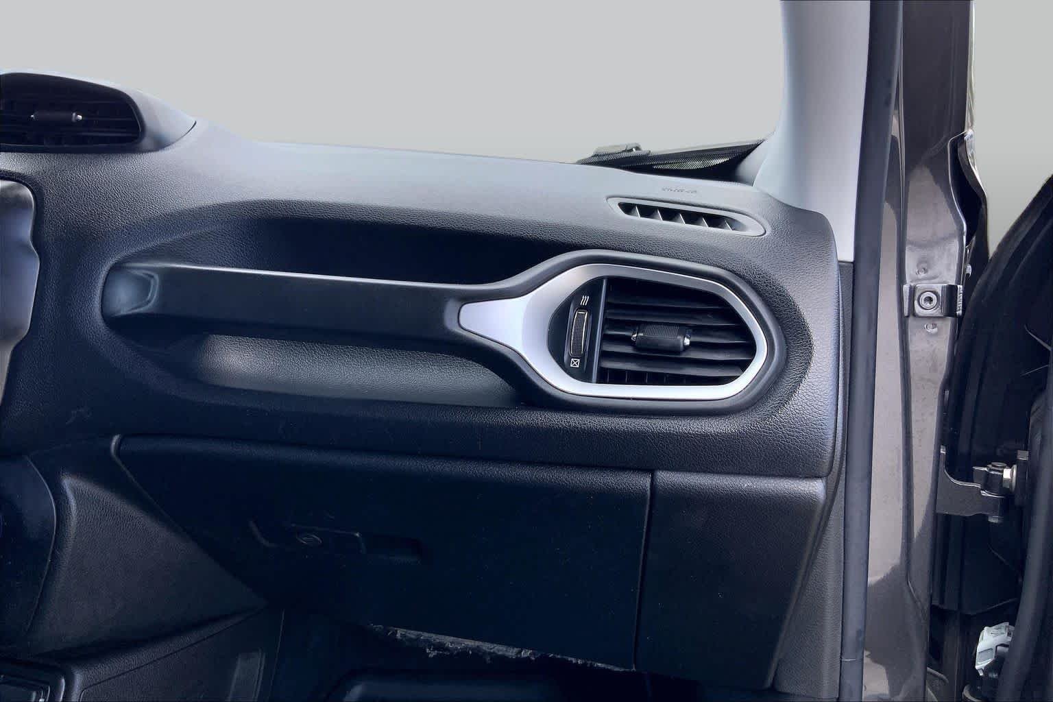 Used 2021 Granite Crystal Metallic Clearcoat Jeep Latitude image 18