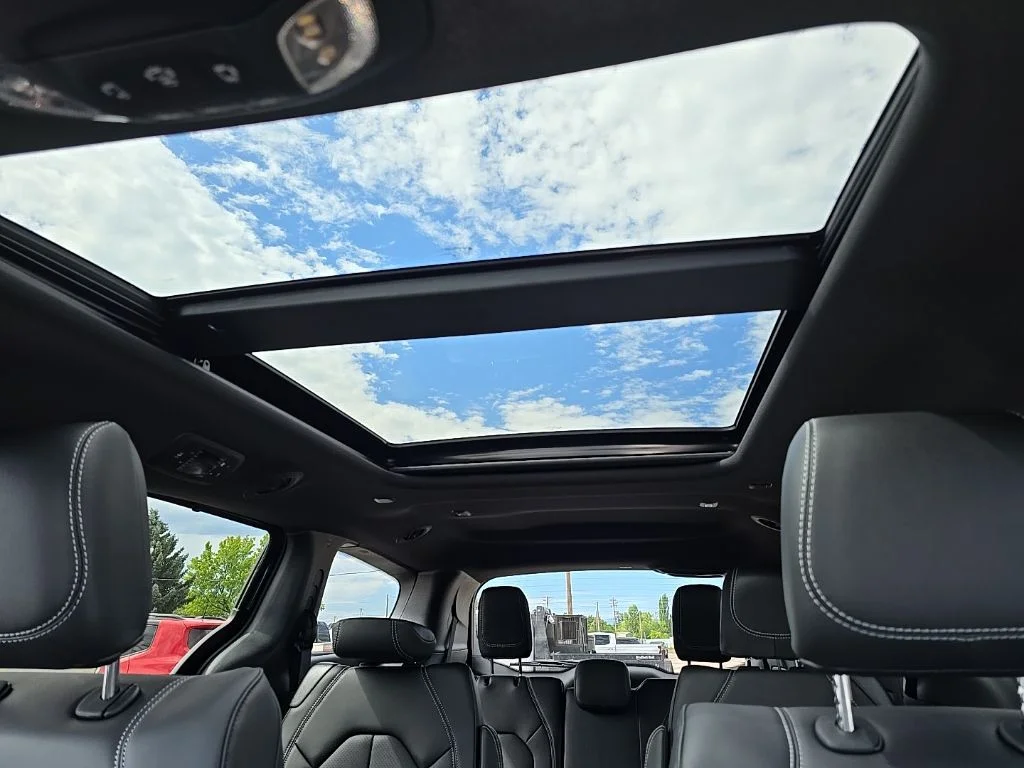 2025 Chrysler Pacifica Select - Photo 16