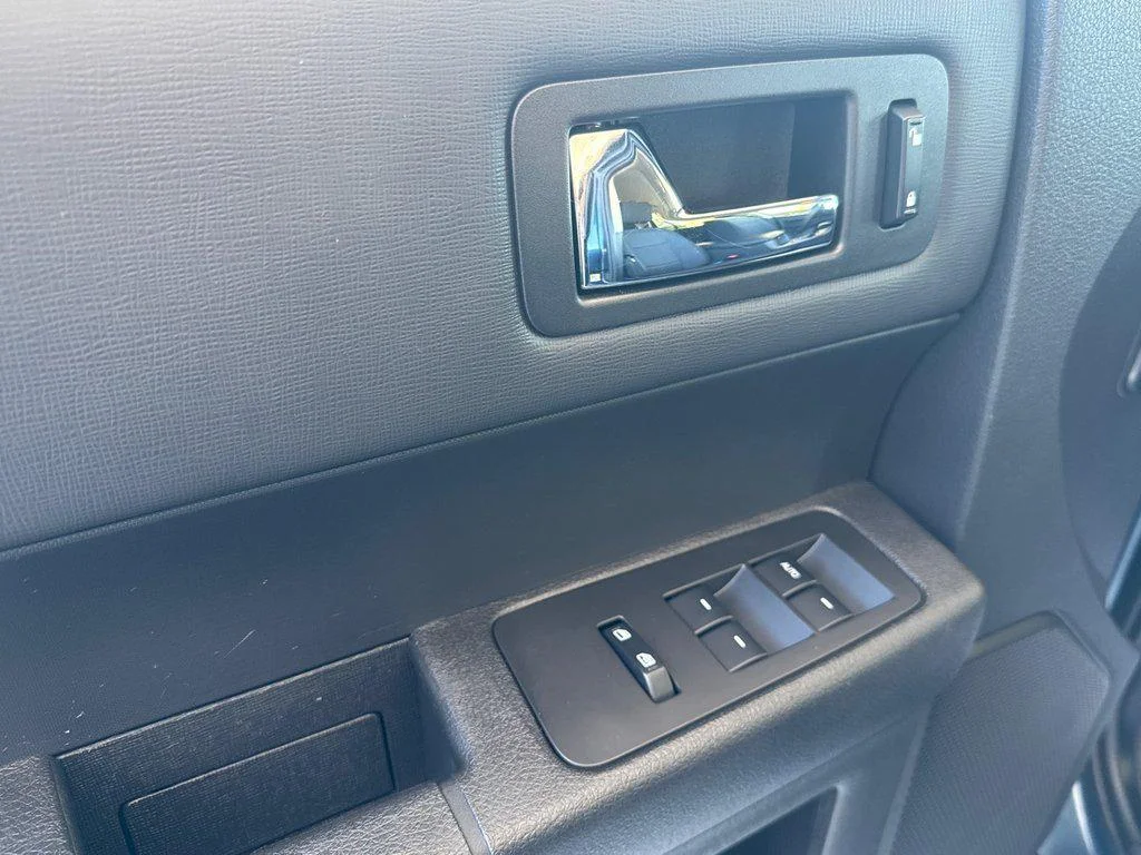 Used 2019 Blue Metallic Ford SE FWD image 11