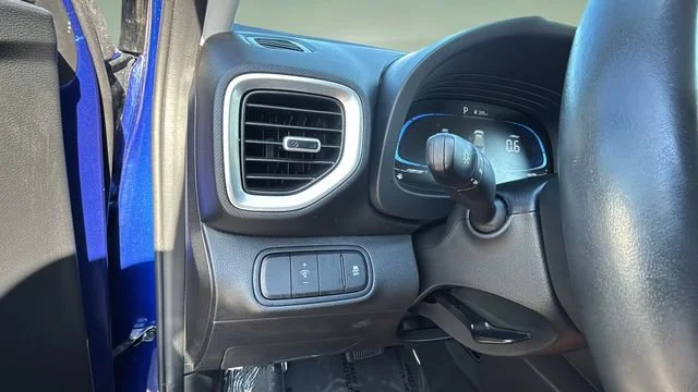 Used 2025  Hyundai SEL image 22