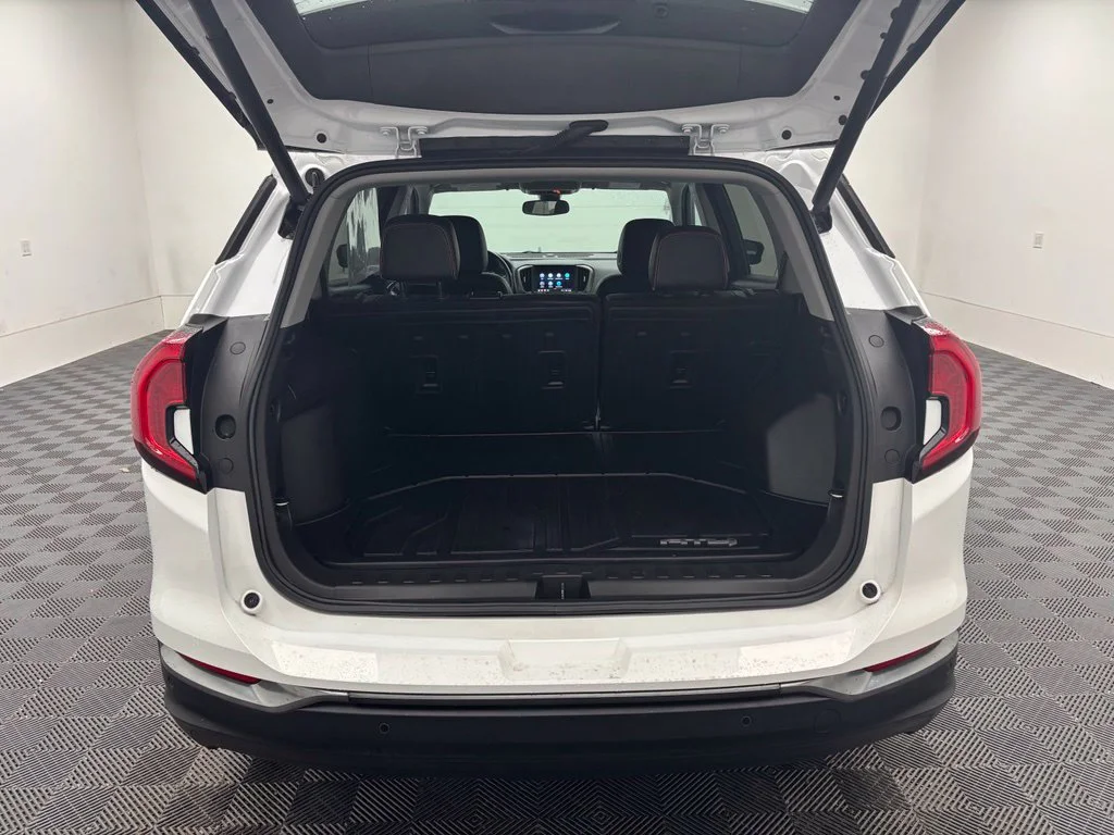 Used 2022 White GMC AT4 image 10