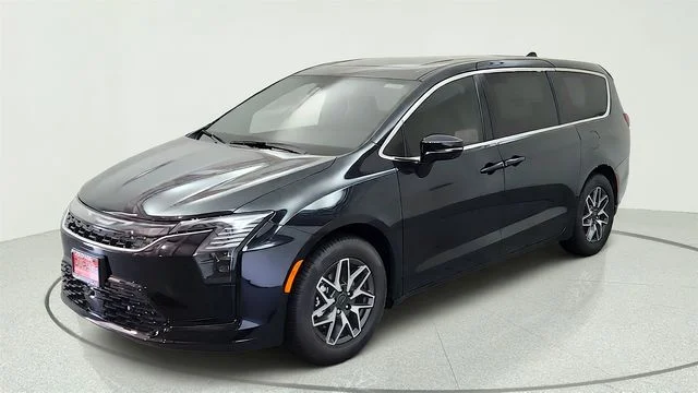 New 2027 Diamond Black Crystal Pearl-Coat Exterior Paint Chrysler Limited image 5