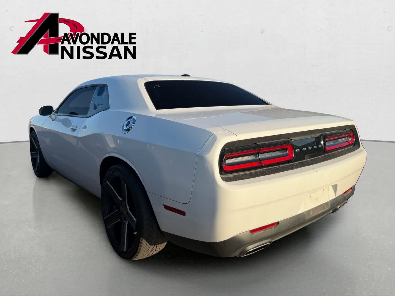 Used 2016 Bright White Clearcoat Dodge SXT image 3