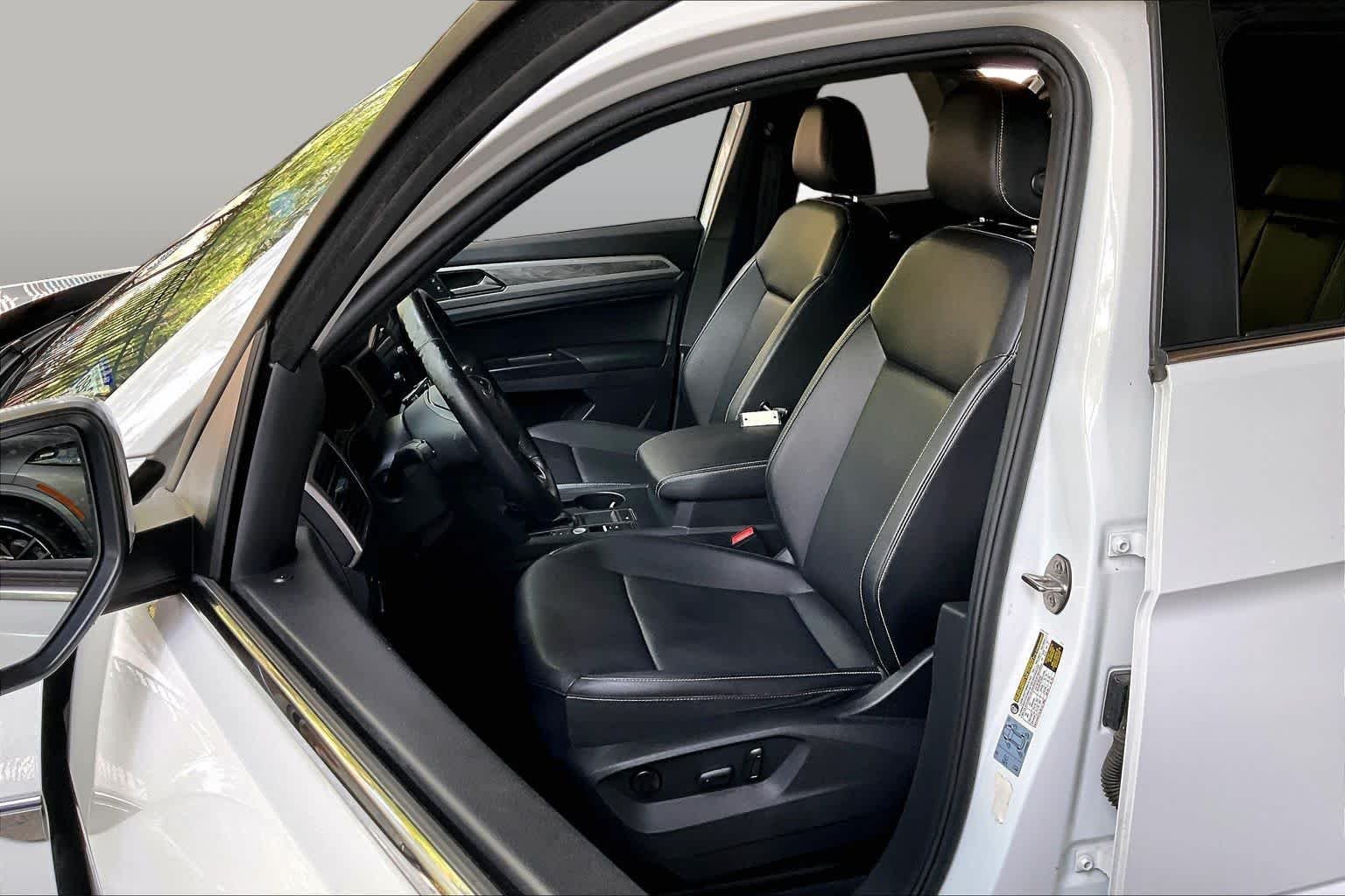 Used 2020 Pure White Volkswagen 3.6L V6 SE w/Technology image 7