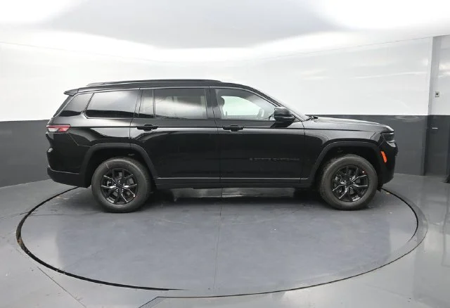 New 2027 High-Gloss Black Paint Jeep Laredo Altitude image 9