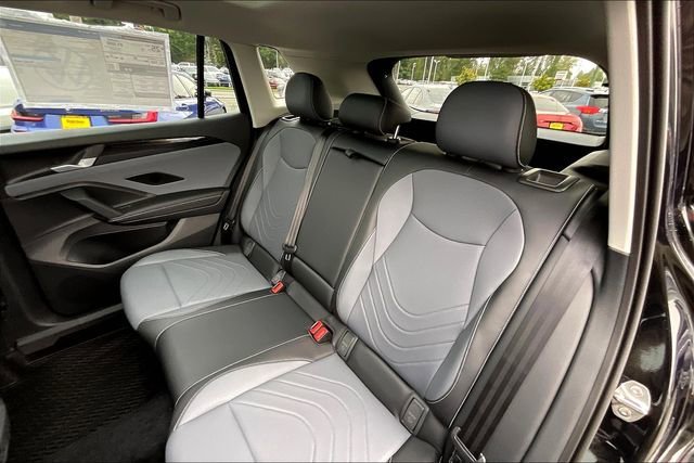 2025 Volkswagen Tiguan SE - Photo 12
