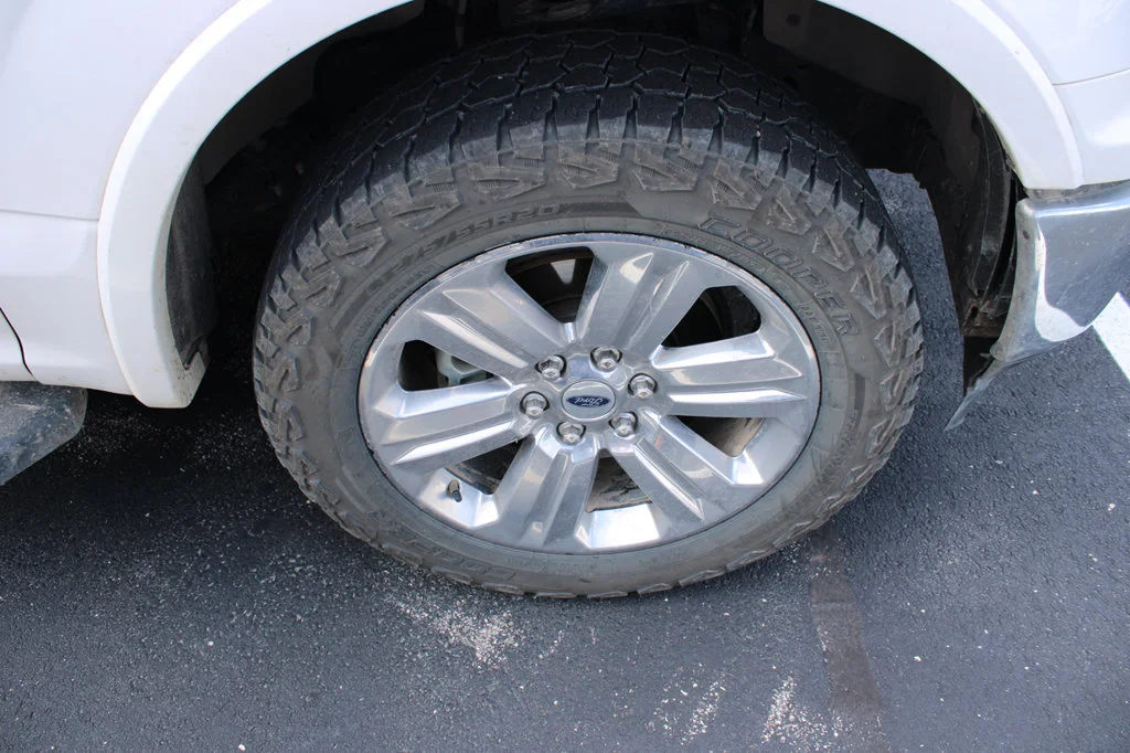 Used 2018 White Platinum Clearcoat Metallic Ford Lariat image 4