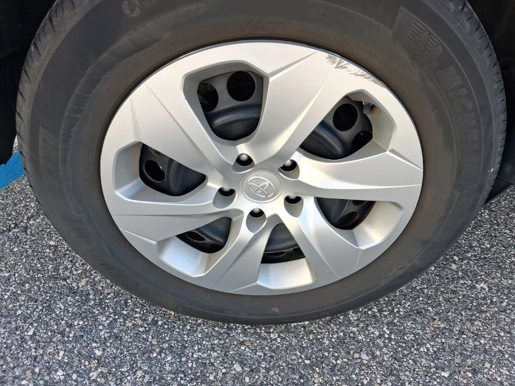 Used 2022 White Toyota LE image 12