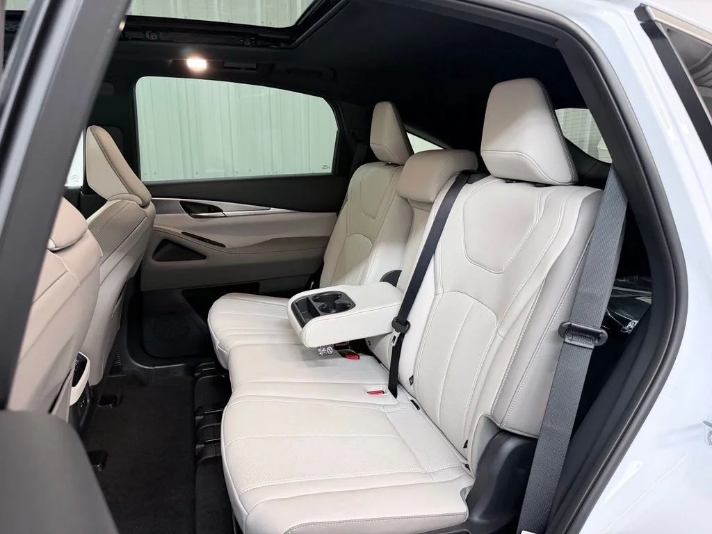 New 2027 RADIANT WHITE INFINITI Luxe AWD image 34