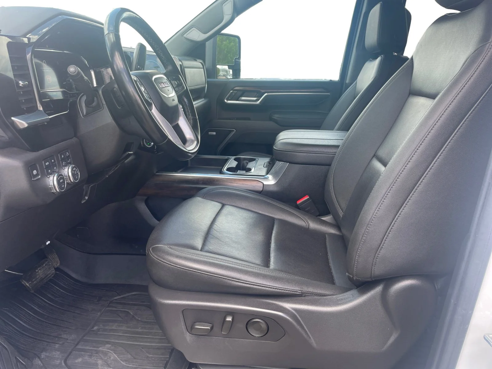 Used 2025 White GMC SLT Crew Leather 5th Wheel Prep Package image 14