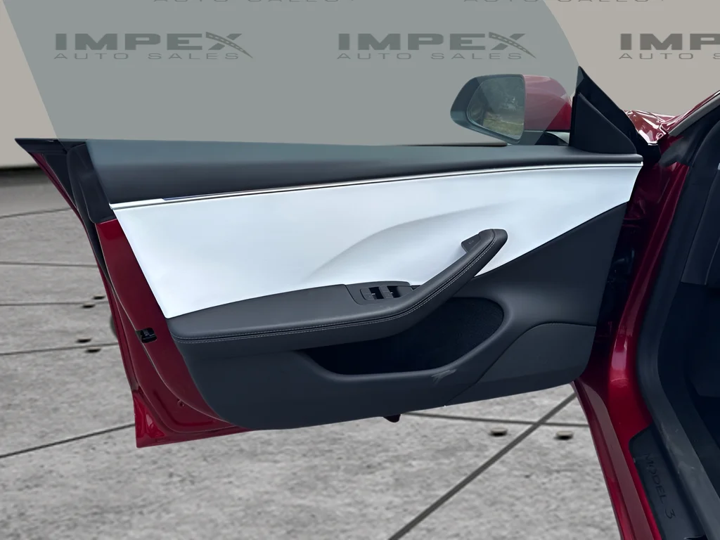 Used 2024  Tesla Base image 28