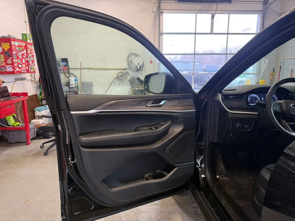 New 2026 Diamond Black Crystal Pearl-Coat Exterior Paint Jeep Altitude image 10
