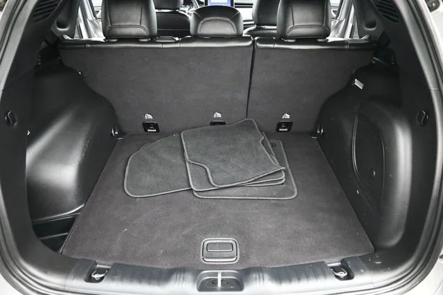 Used 2023 Silver Jeep Latitude image 19