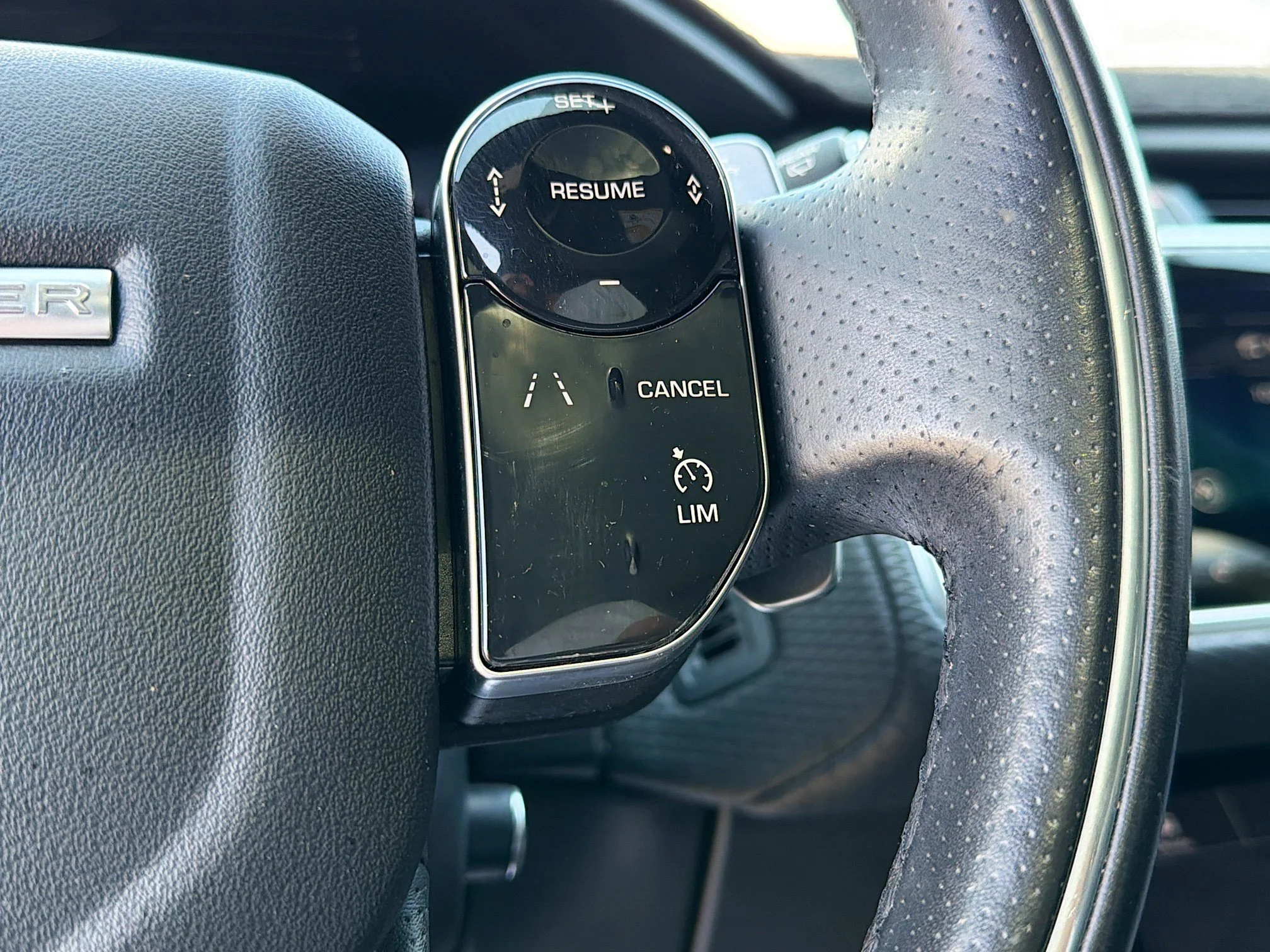 Used 2019 Narvik Black Land Rover R-Dynamic SE image 37