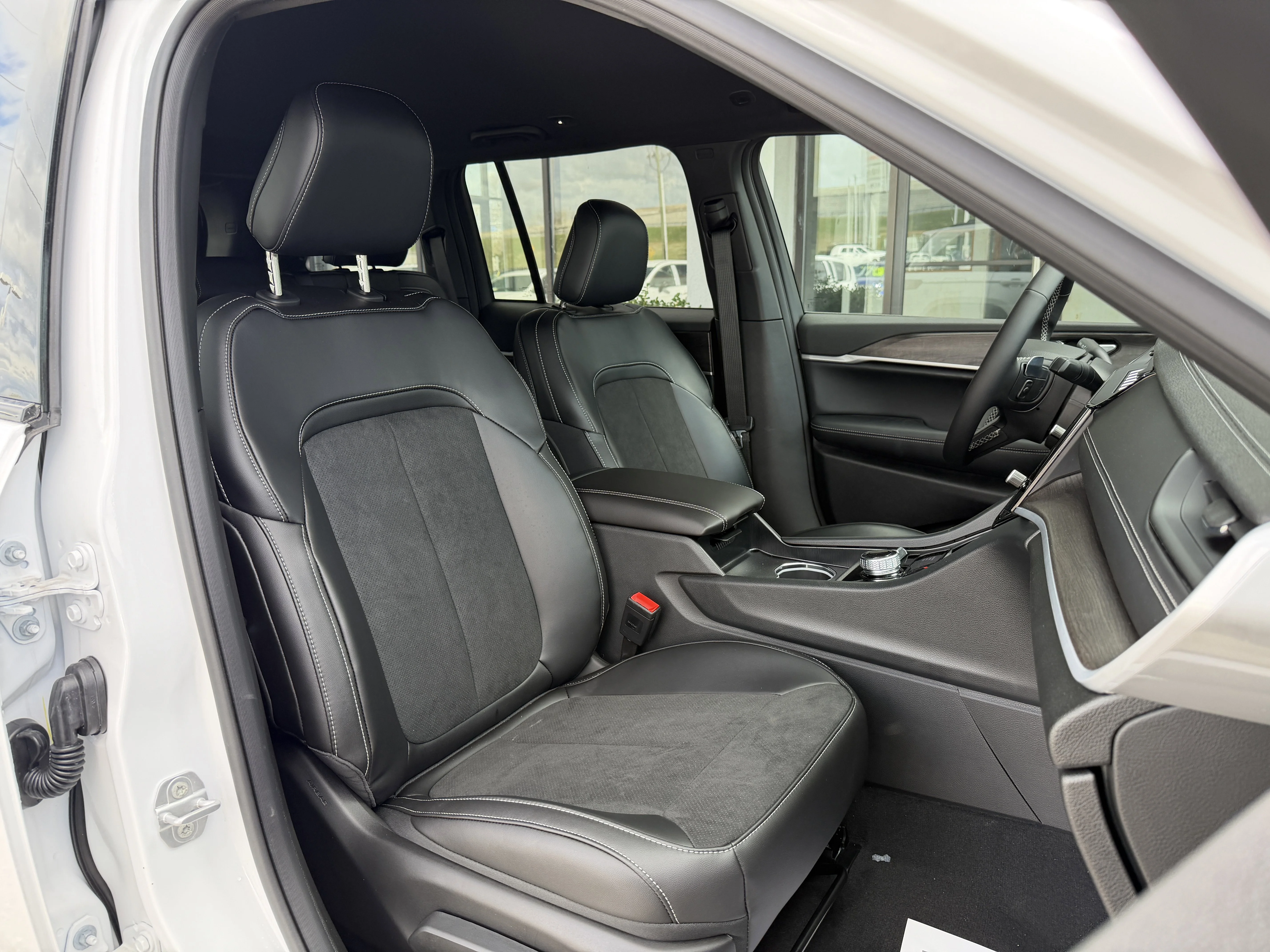 New 2026 Bright White Clear-Coat Exterior Paint Jeep Altitude image 23