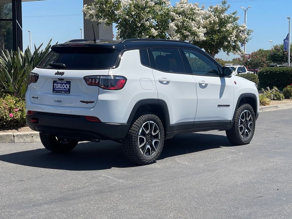 New 2026 Bright White Clear-Coat Exterior Paint Jeep Trailhawk image 4