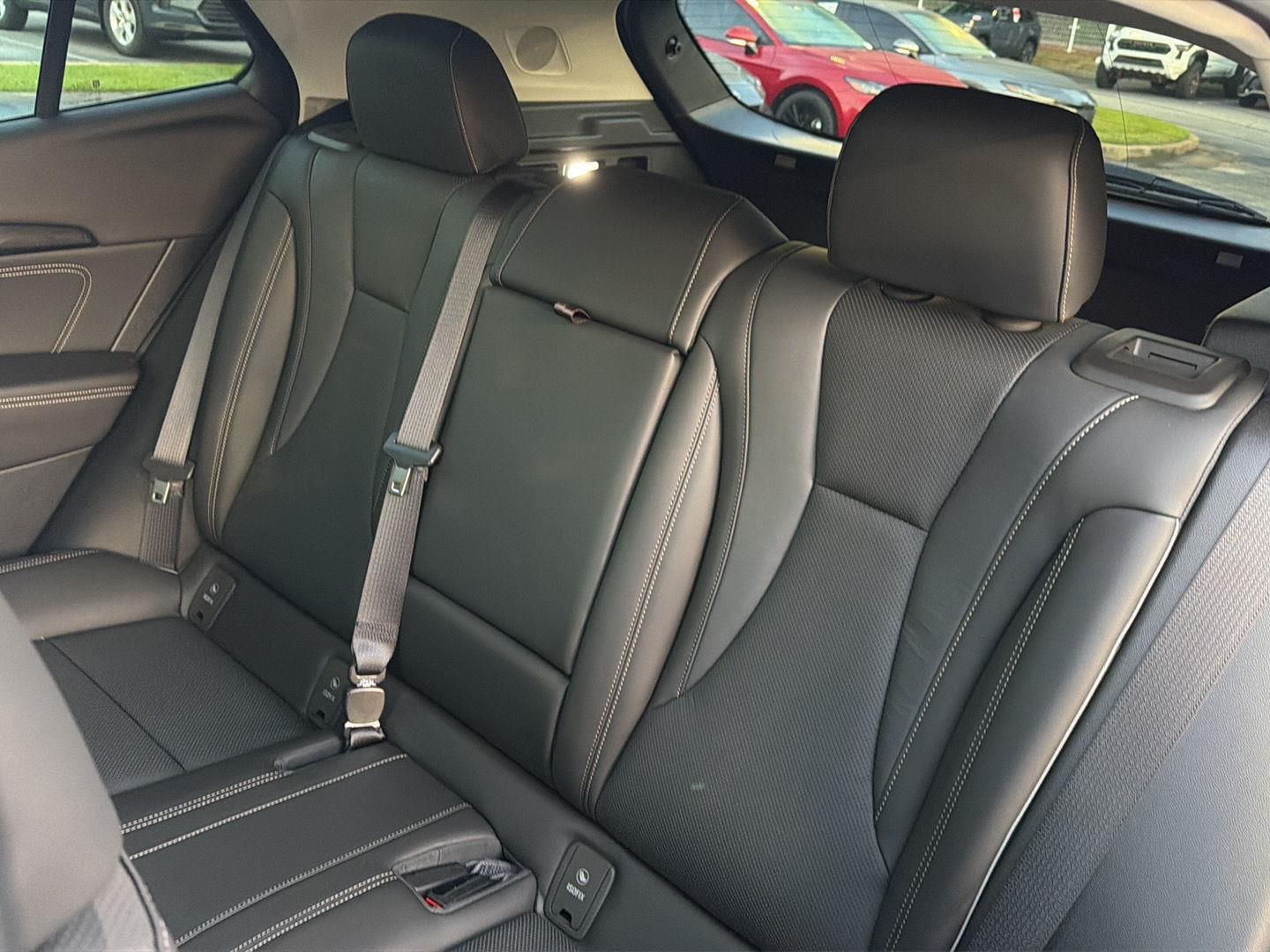 Used 2023 Summit White Buick Essence image 32