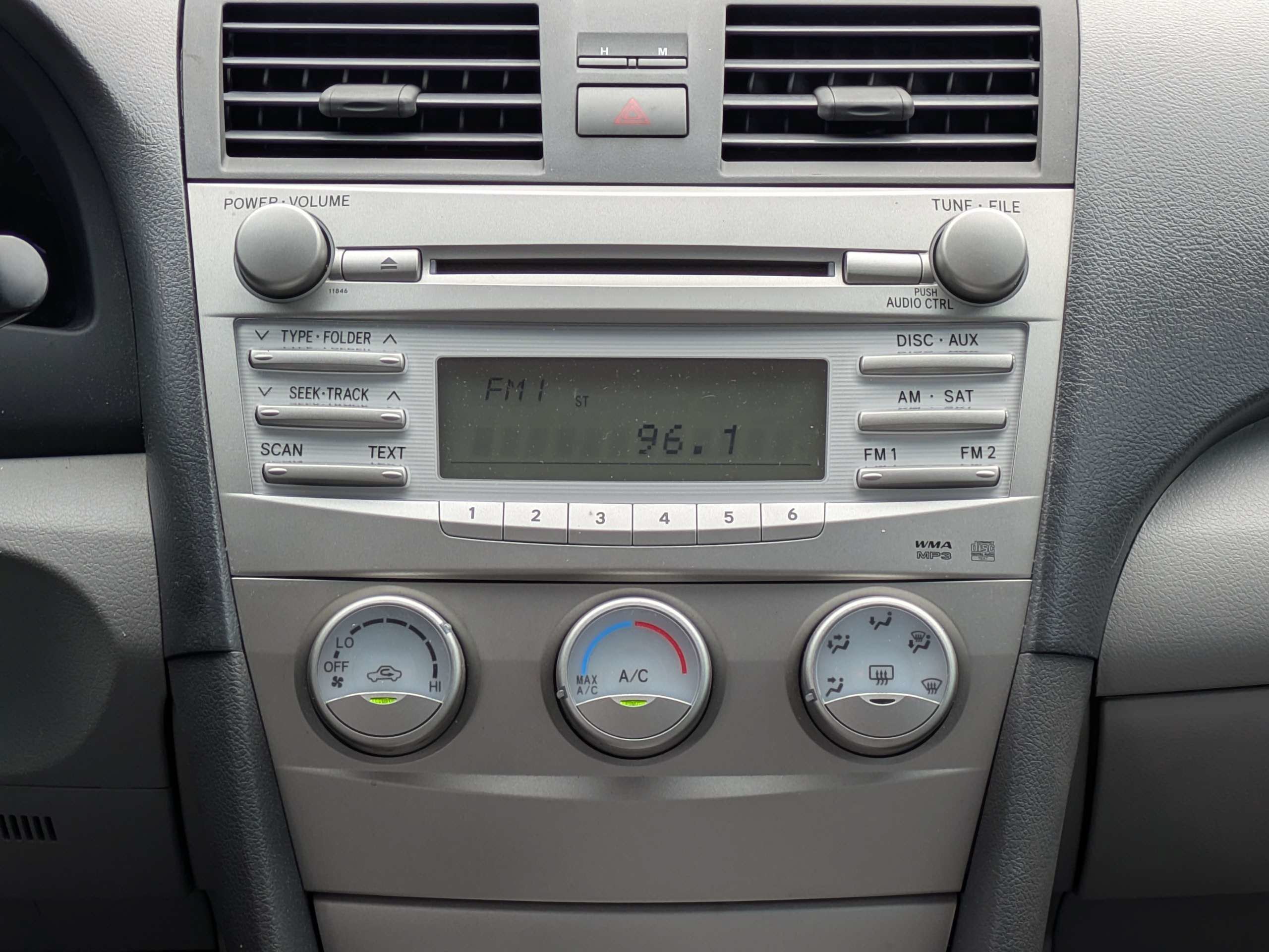 2010 Toyota Camry LE - Photo 16
