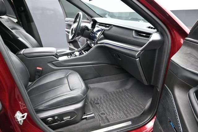 Used 2022 Velvet Jeep Overland image 19