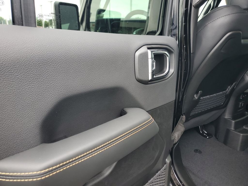 New 2026 Black Clear-Coat Exterior Paint Jeep Sahara image 14