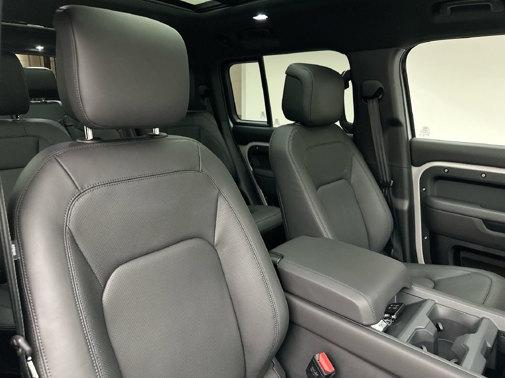Used 2026  Land Rover X-Dynamic SE image 18