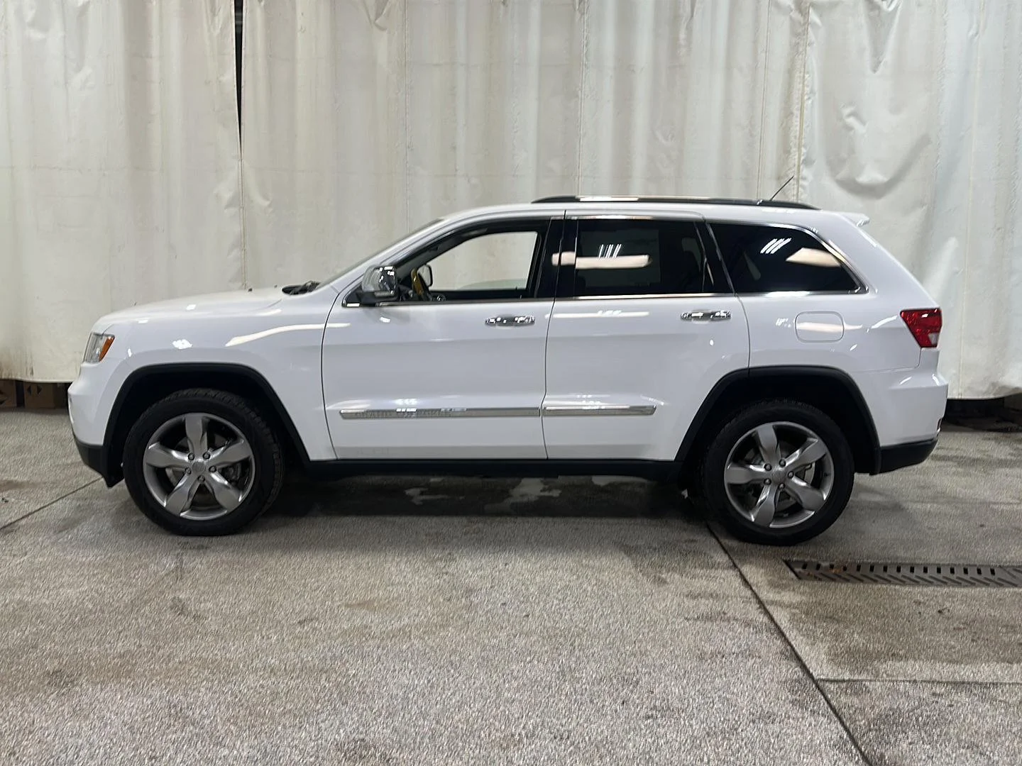 Used 2013 Jeep Grand Cherokee Overland with VIN 1C4RJFCG8DC523433 for sale in Waconia, MN