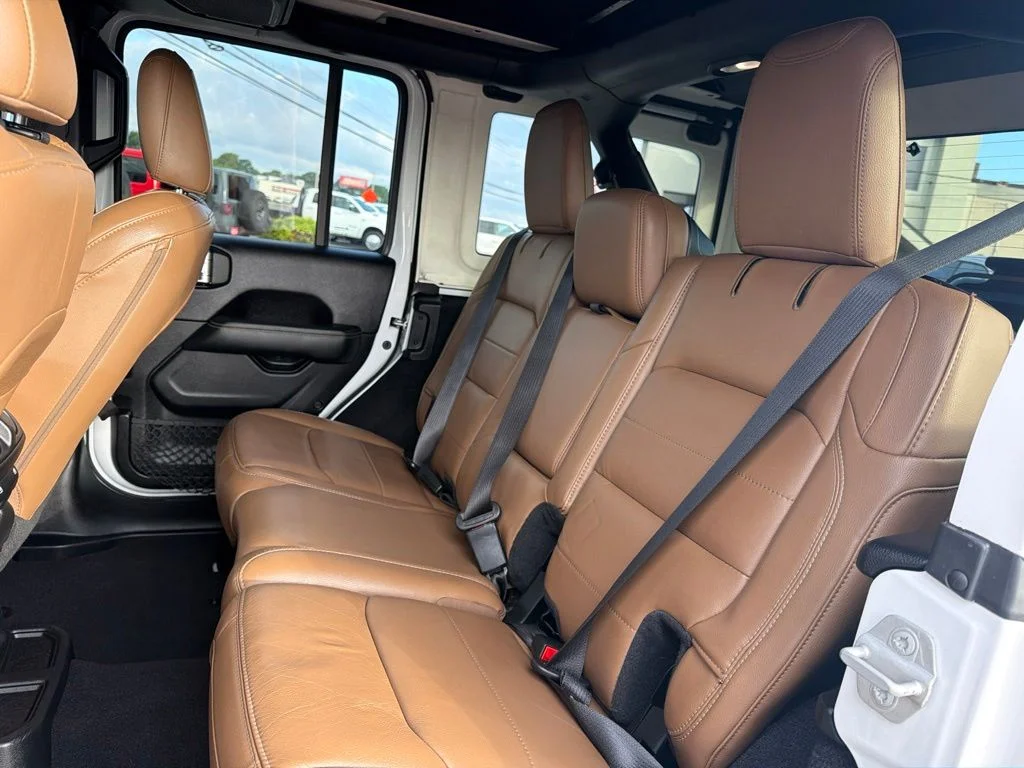 Used 2020 White Jeep Unlimited Sahara image 17