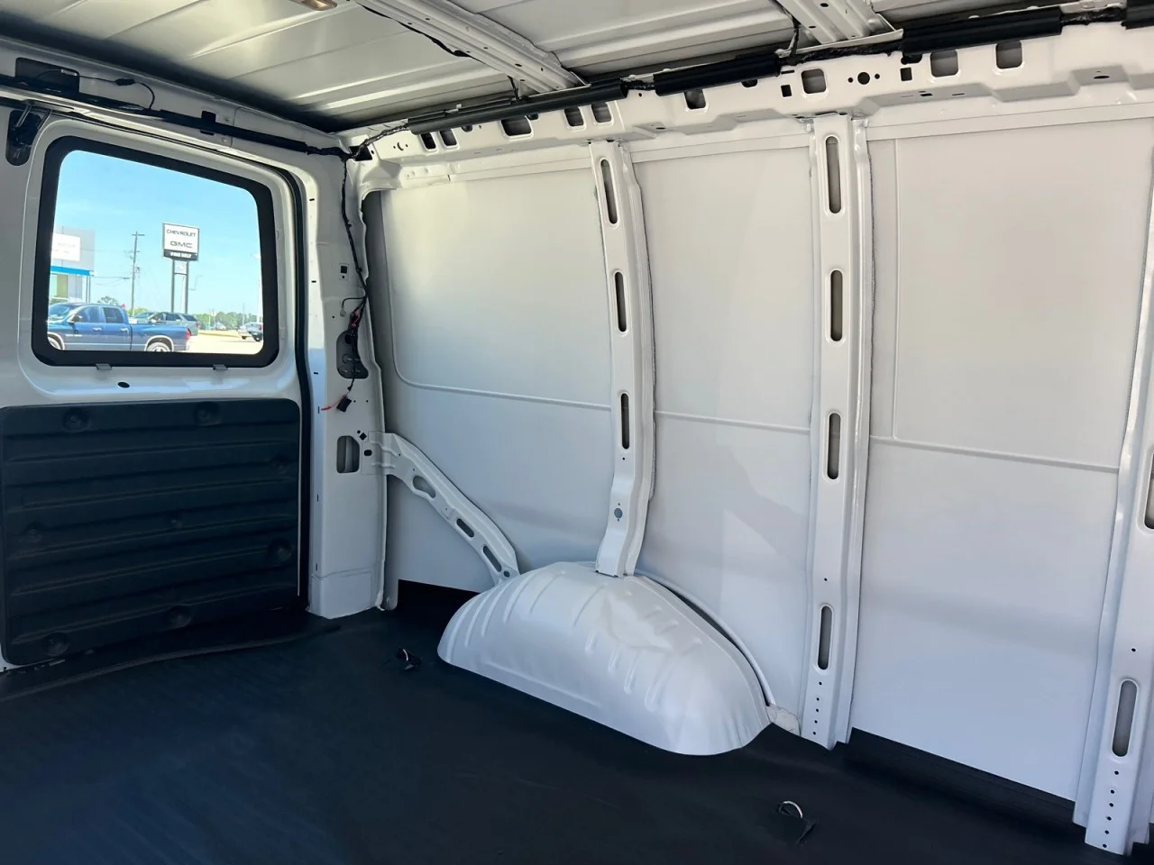 2026 GMC Savana Cargo Work Van - Photo 17